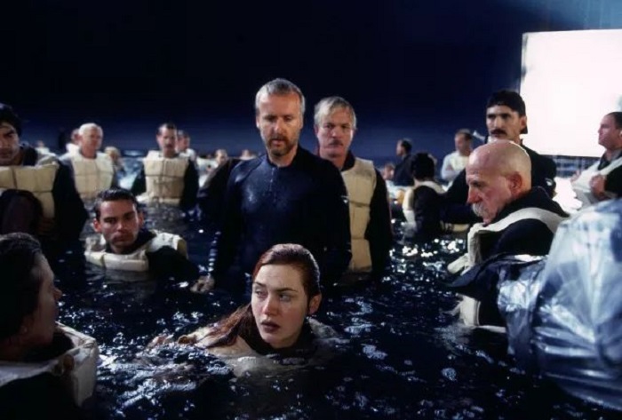 詹姆斯·卡梅隆（中）在《泰坦尼克号》拍摄现场 .jpg