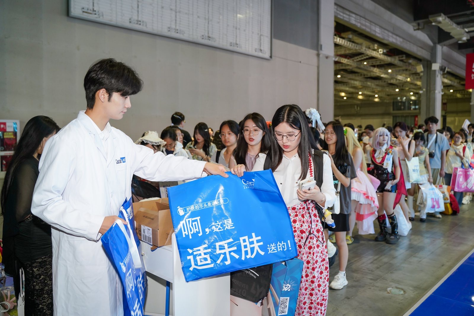 排队领样.jpg 排队领样.jpg