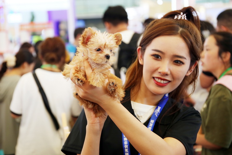 上海：亚洲宠物展人气火爆催热萌宠经济消费